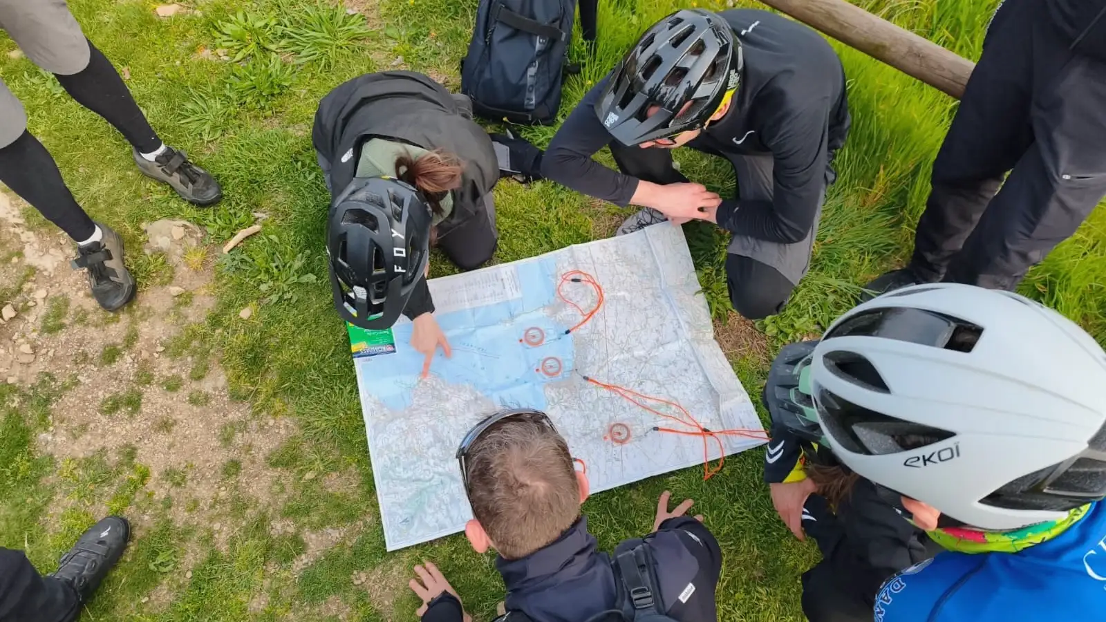 Guida MTB che presenta un itinerario e il territorio a un gruppo di partecipanti