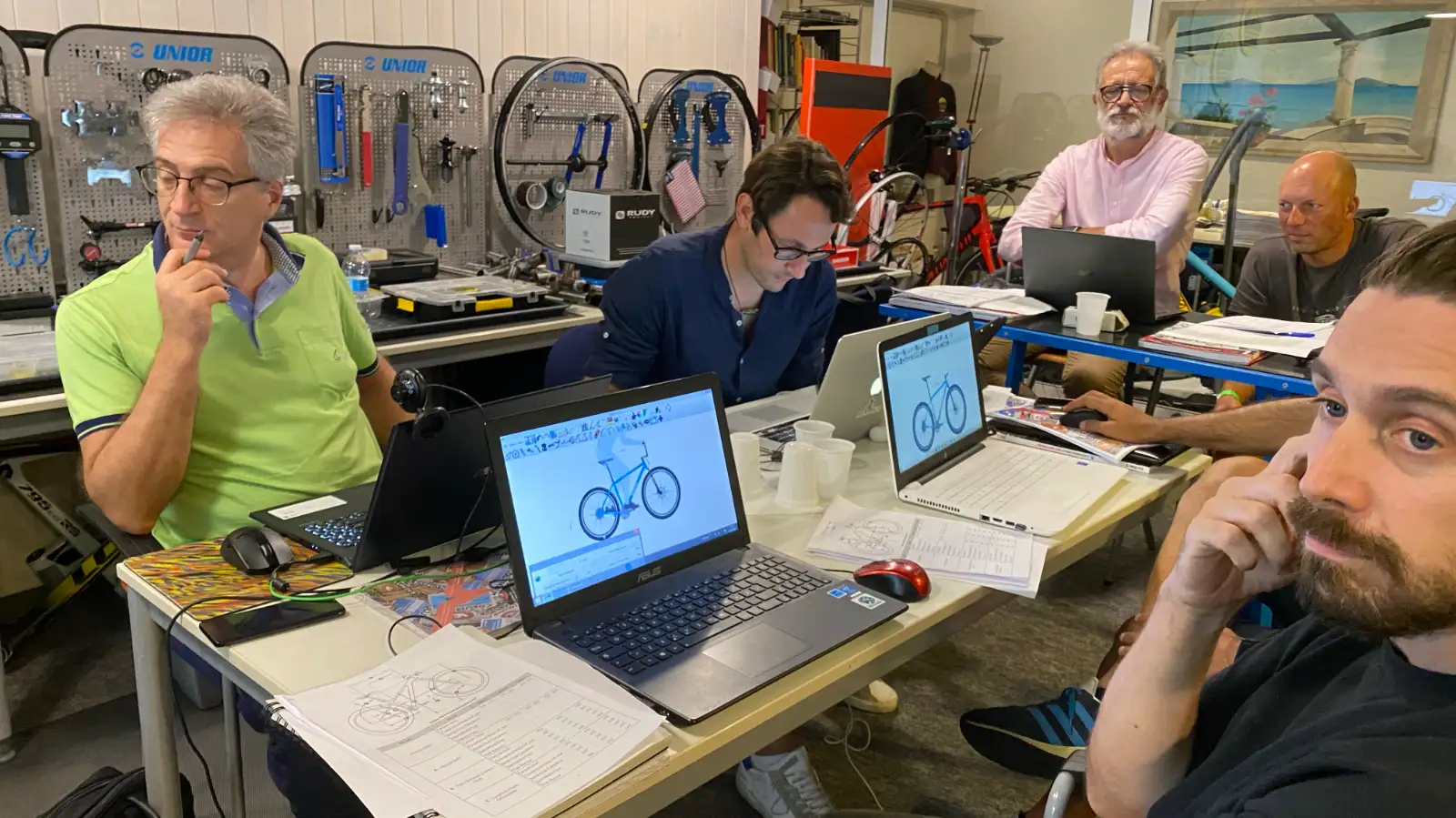 Guida di mountain bike durante un briefing professionale con un gruppo di ciclisti