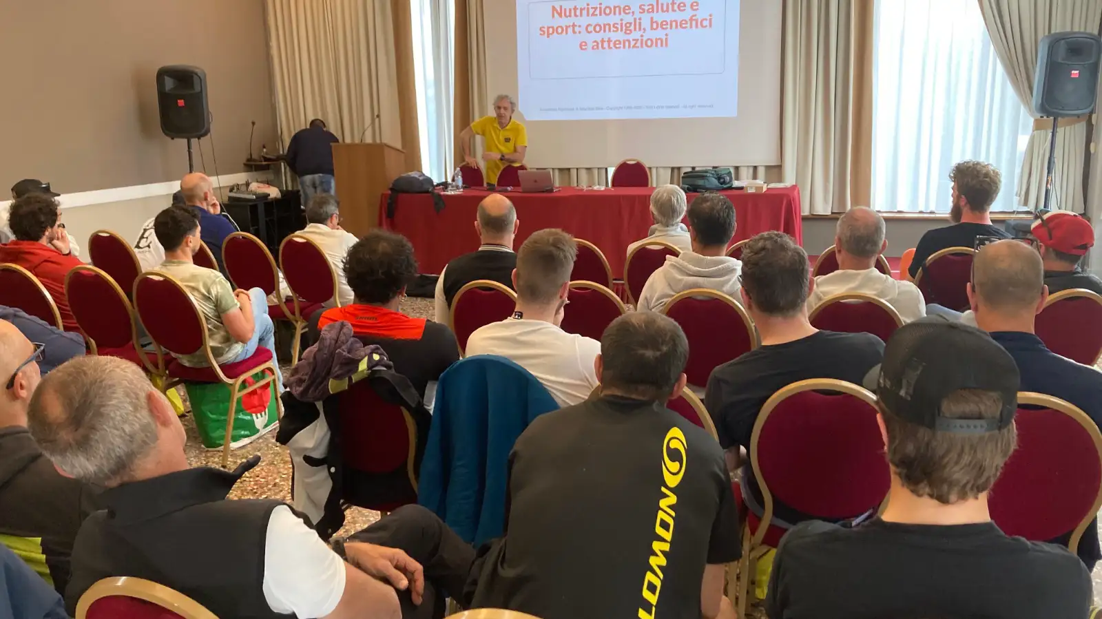 Professionista del cicloturismo che pianifica offerta, comunicazione e collaborazioni locali