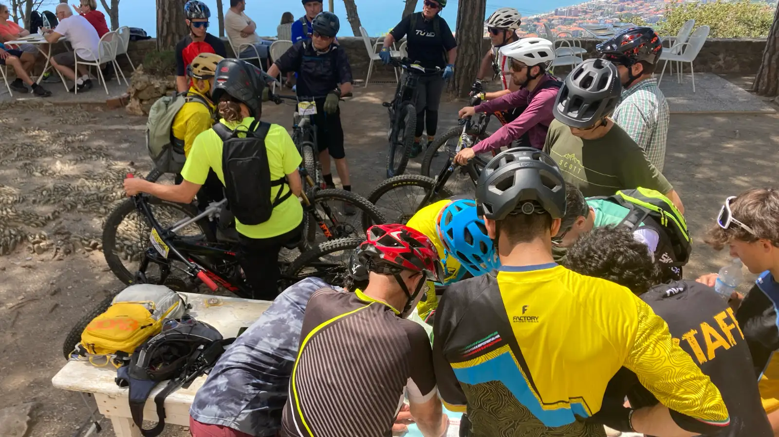 Guida MTB che controlla percorso, condizioni e sicurezza prima di un’uscita